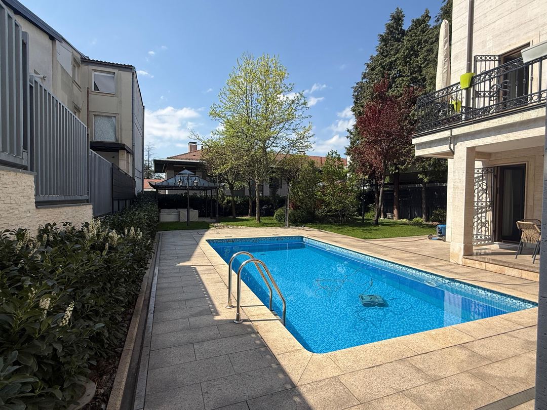 Vila sa bazenom — Vračar / Dedinje